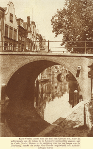 83670 Gezicht op de Gaardbrug over de Oudegracht te Utrecht, uit het zuidoosten. Op de achtergrond enkele panden aan de ...